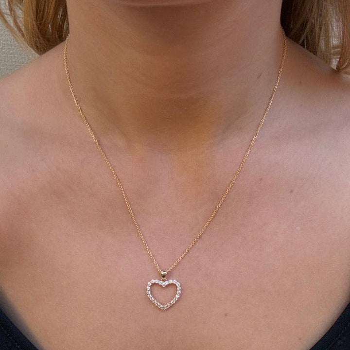 Mads Z 8kt Rhianna hänge hjärtmotiv 13mm bärs runt halsen, detaljerat i guld och vita stenar. Modell 3337075