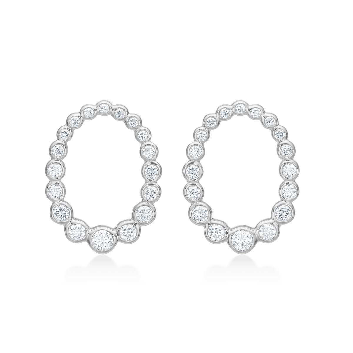 Mads Z Auaroras Kiss silverörhängen med vit topas i oval form, elegant detalj. Modell 2116116-1.