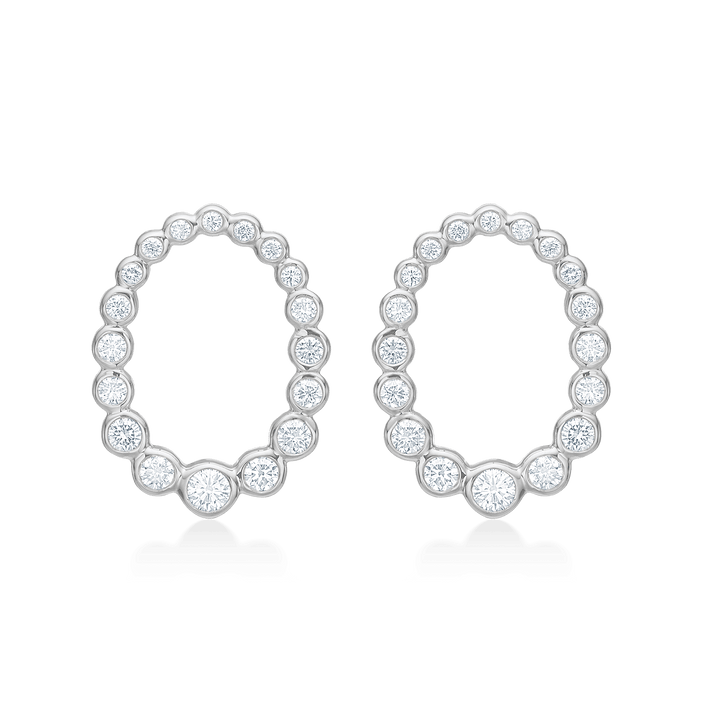 Mads Z Auaroras Kiss silverörhängen med vit topas i oval form, elegant detalj. Modell 2116116-1.