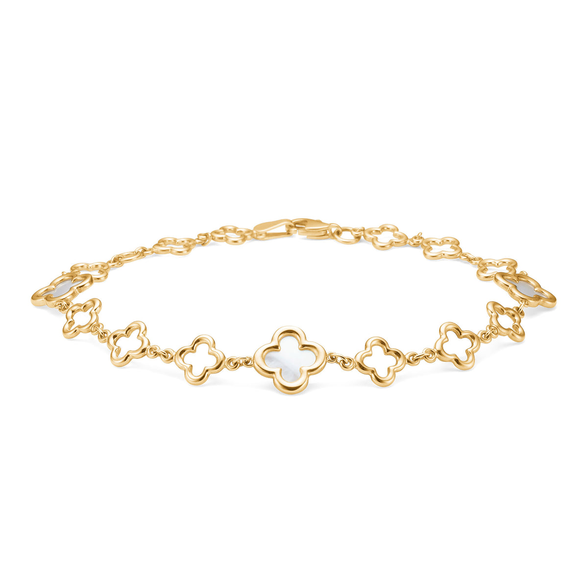 Mads Z Aurelia armband i 8kt guld med vita blomdetaljer, liggande på vit bakgrund. Modell 3356043-1