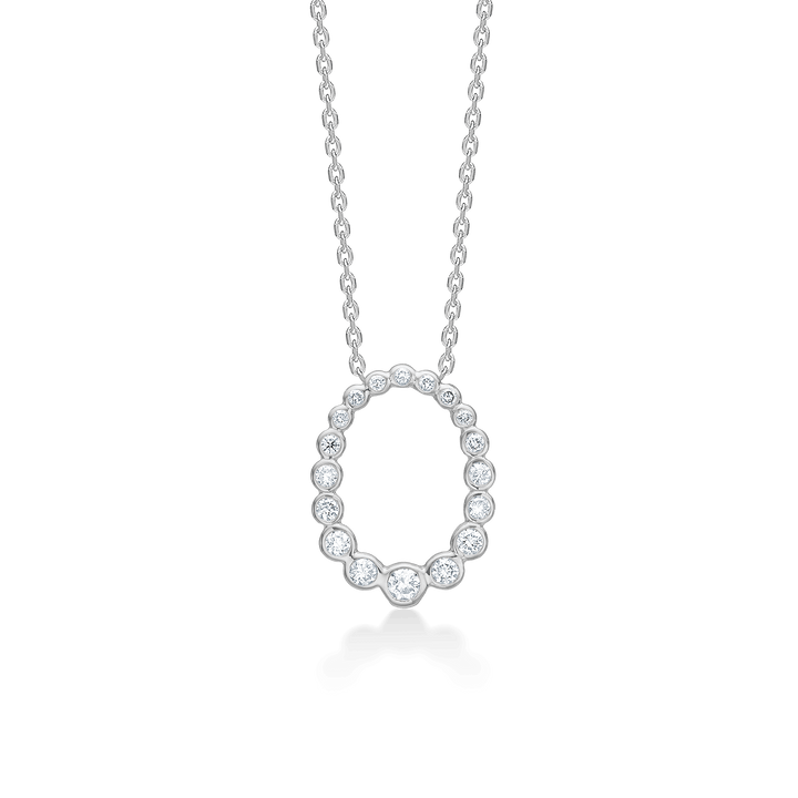 Mads Z Auroras Kiss silverhalsband med vit topas i rund inramning, modell 2126115-1.