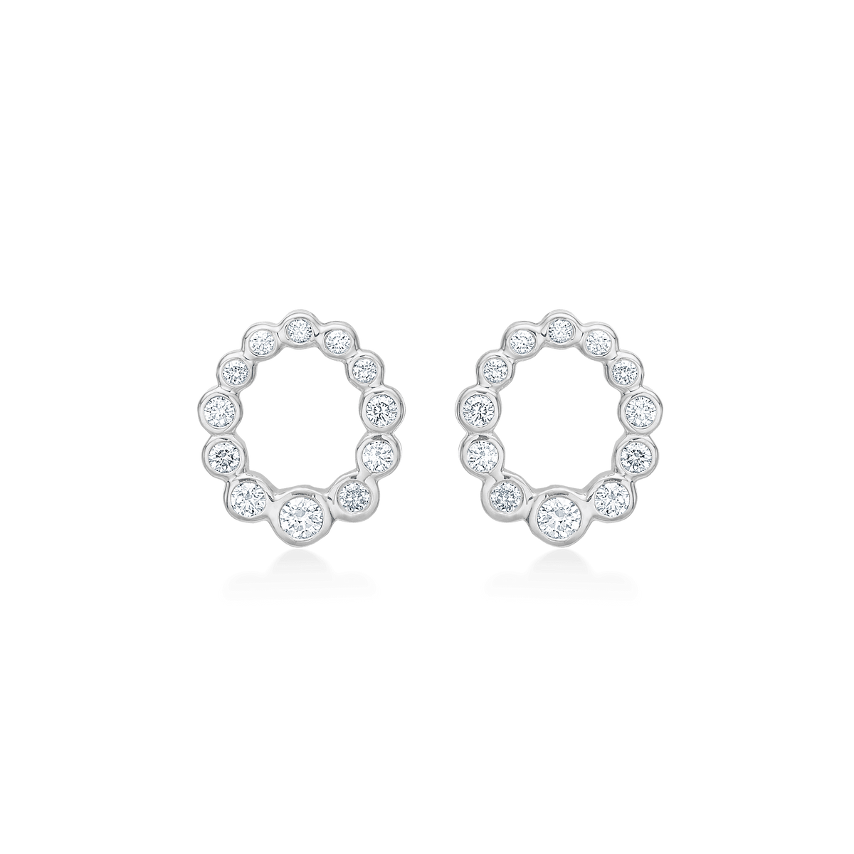 Mads Z Auroras Kiss örhängen i silver med vit topas, rund modell med flera stenar, Modell 2116115-1.