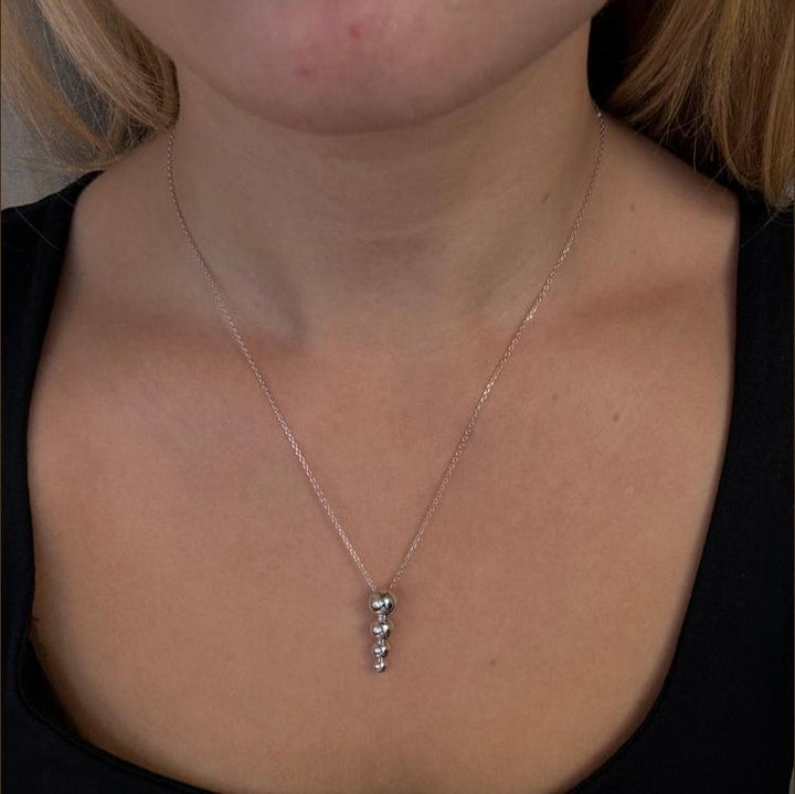 Mads Z Biggest Ball silverhalsband med hänge, buret av en kvinna, glänsande kulor. Modell 2120177-2