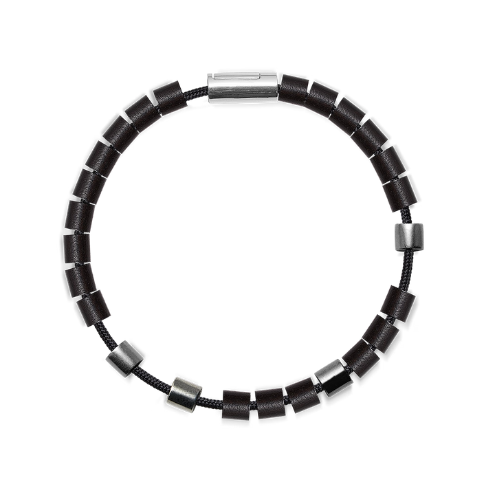 Mads Z Black Sun Trestles Armband med svarta läderlänkar och silverdetaljer, modell 5159030-001