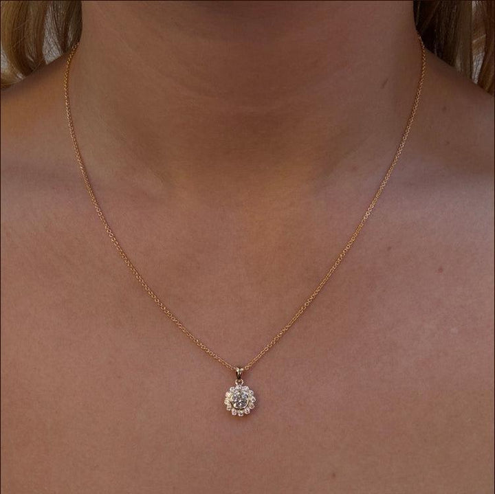 Mads Z Carmen 8kt guldhänge med zirkoner visas bärs runt halsen, solgul färg och klassisk design. Modell 3337046