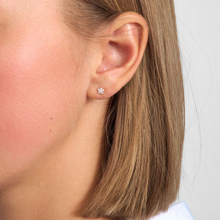 Mads Z Celeste diamantörhängen i 14kt guld dyker upp på örat, elegant blomma med gnistrande diamanter. Modell 1511132-2