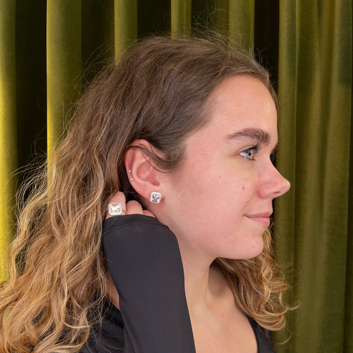 Mads Z Celestial av Medina Silverring med vit topas sett på kvinnans hand framför grön bakgrund. Modell 3146900-001