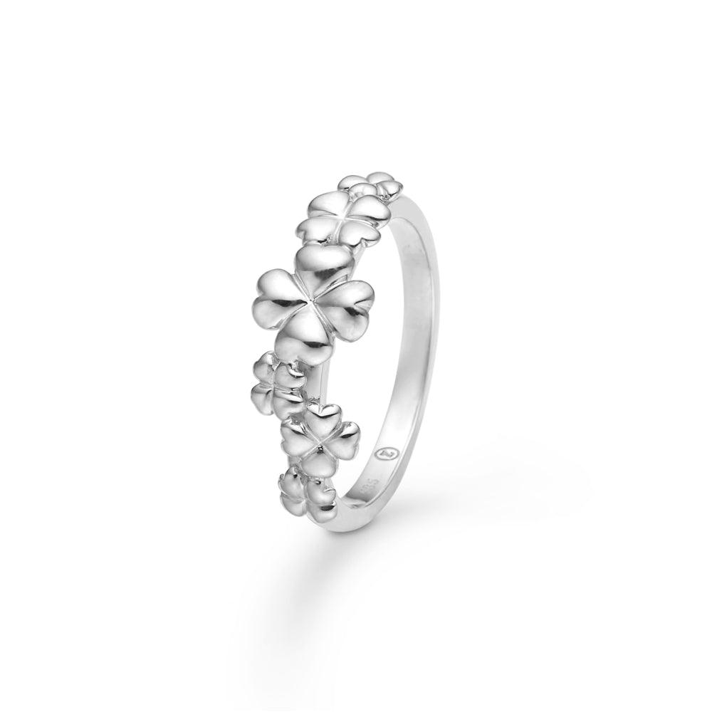 Mads Z Clover Love silverring med flera blanka fyrklöver, elegant design. Modell 2140185-001