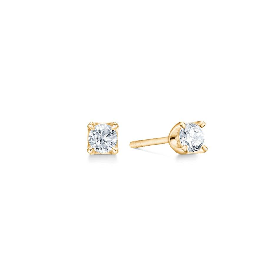 Mads Z Crown Studs 0.40ct W/SI visar en uppsättning eleganta gulddubbar med runda klara briljanta, modell 1511640-1.
