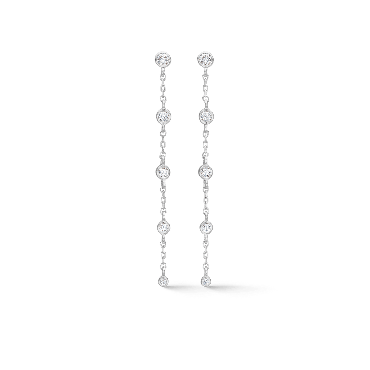 Mads Z Endless Allure silverörhängen med vit topas i elegant kedjedesign, modell 2116147-1