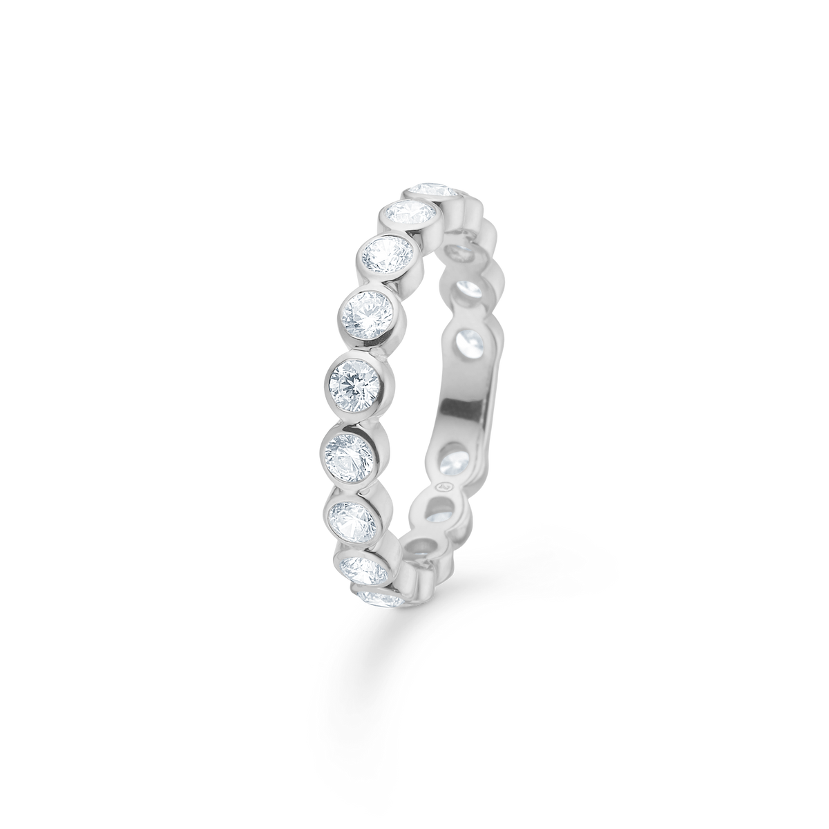 Mads Z Eterna silverring med klara zirkonstenar runt om, elegant och glänsande. Modell 3147072-001