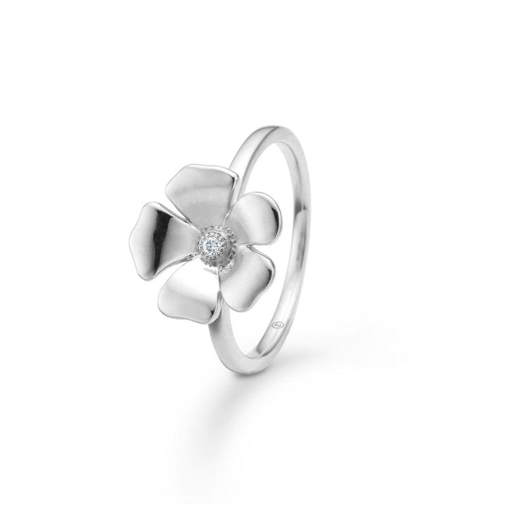 Mads Z Fleur Flower Silver Ring med Topaz visar en elegant blomring i silver med klar topas i mitten. Modell 2146106-001.