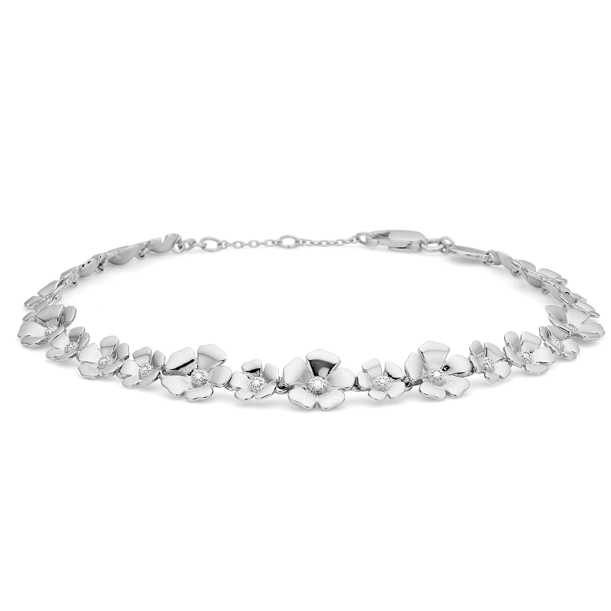 Mads Z Fleur silverarmband med vit topas visar ett elegant armband med blommor i silver och vita stenar. Modell 2156108-1.