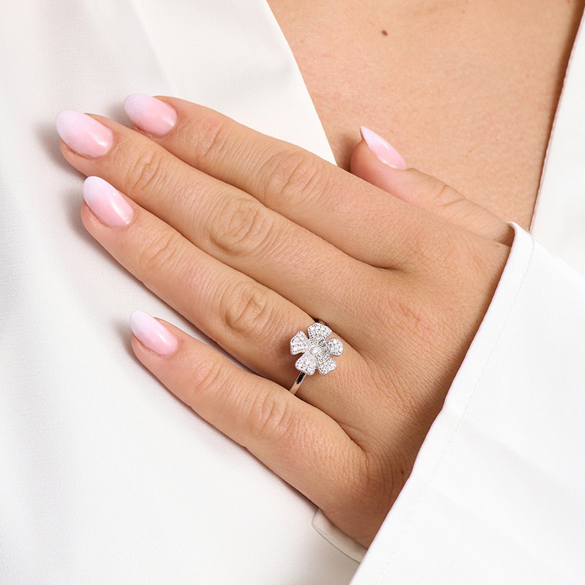 Mads Z Fleur silverring med pavésatte zirkoner visad till hands, elegant silverlook. Modell 2147007-001.