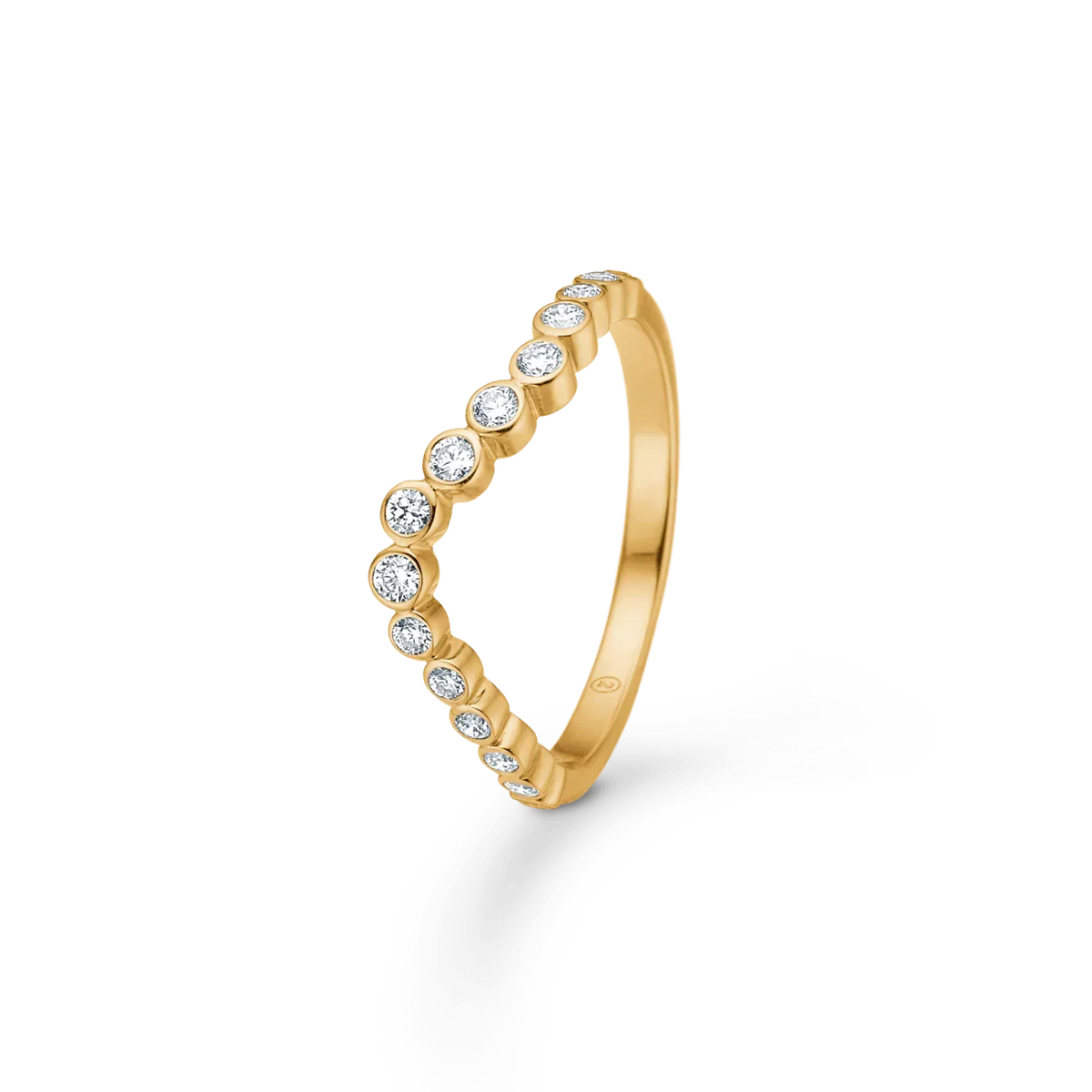 Mads Z Freya 14kt guld ring wave 0.28ct W/SI, elegant ring i gult guld med diamanter på række. Model 1541177-001-1