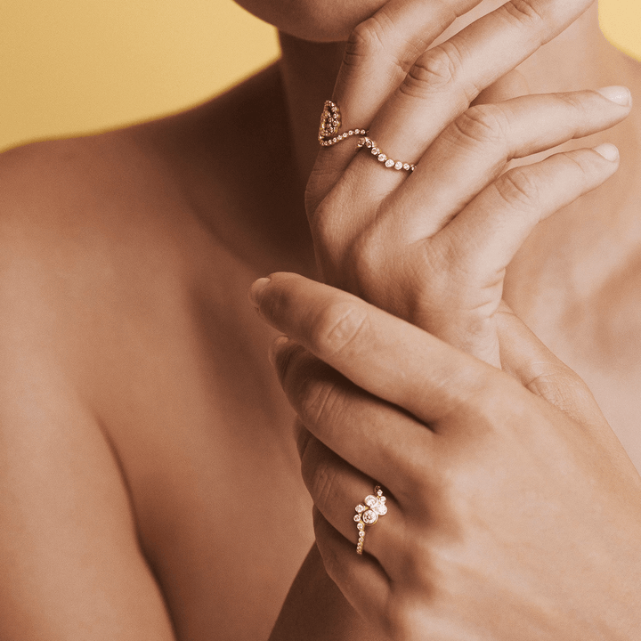 Mads Z Freya 14kt guld ring wave 0.28ct W SI, close-up af forside på finger, Model 13278