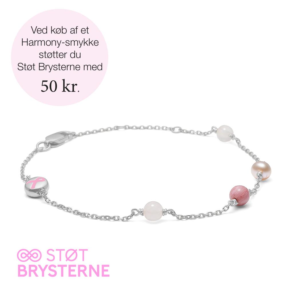 Mads Z Harmony Stot Brysterne armband i silver med rosa pärlor på vit bakgrund. Modell 2156200-1