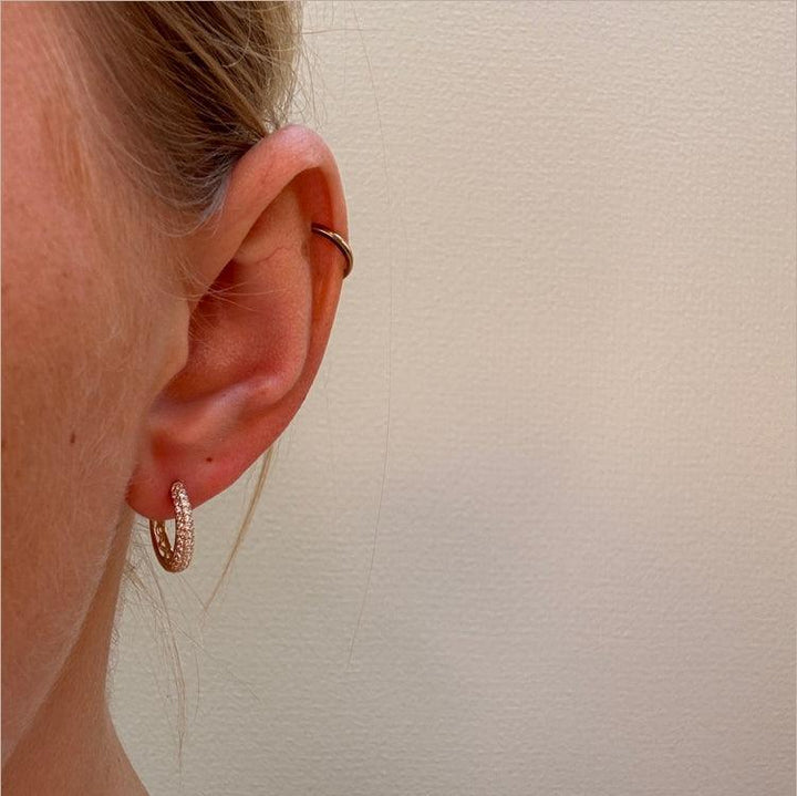 Mads Z La Boheme 8kt guld kreol med zirkoner framträder på örat, elegant och gnistrande. Modell 3317030-2