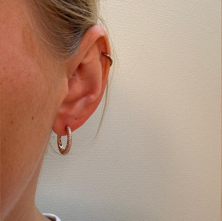 Mads Z La Boheme 8kt guld Creoles Zirconia visas i örat, elegant guldfärg och gnistrande stenar. Modell 3317031-2