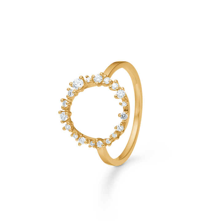 Mads Z Lucia Circle Ring i 14kt guld med diamanter, elegant cirkeldesign med klara stenar. Modell 1541054-001