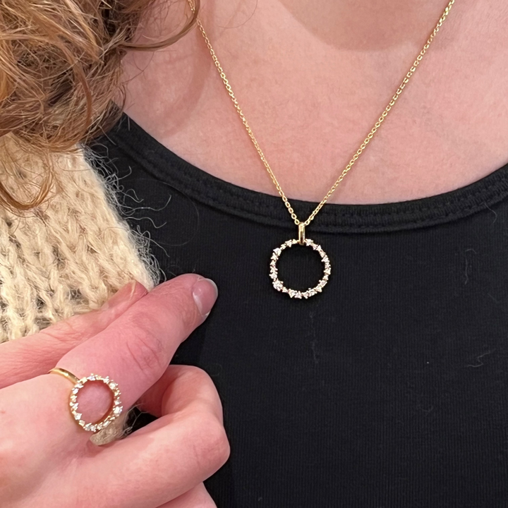 Mads Z Lucia Circle Ring i 14kt guld med diamanter på fingret, detalj. Modell 1541054-001.