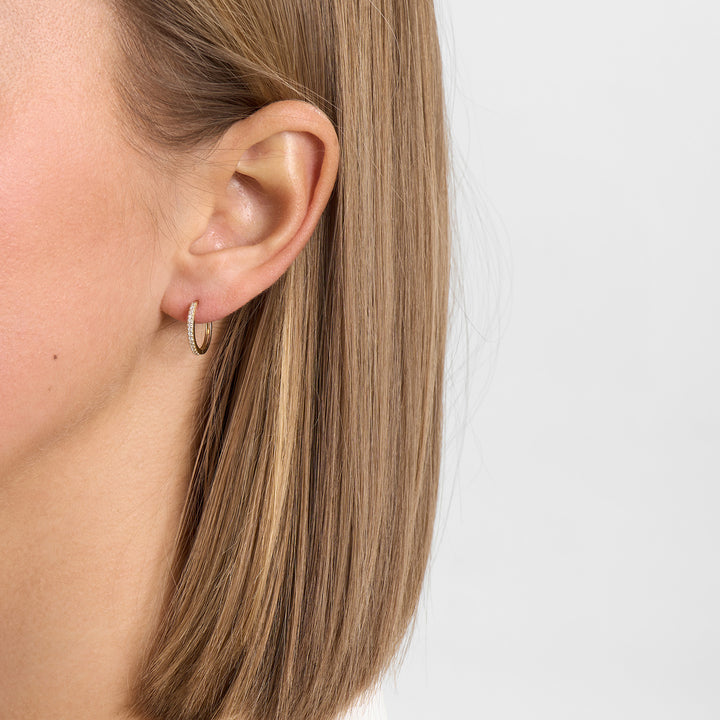 Mads Z Lumina 14kt guld creoler med diamanter 14mm bärs diskret i örat, Modell 1511085-2.