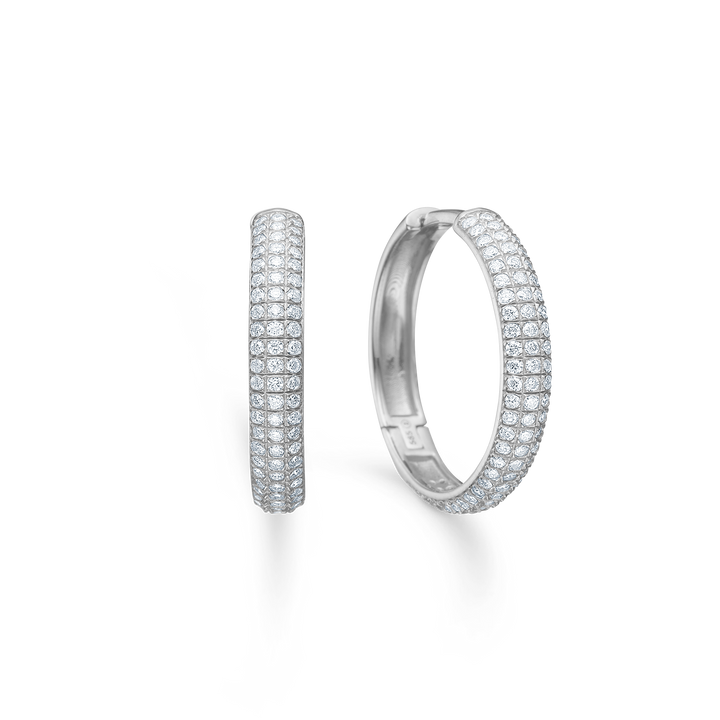 Mads Z Lunette 18mm silvercreoler med topas visar ett par eleganta silvercreoler dekorerade med klara topaser. Modell 2116136-1