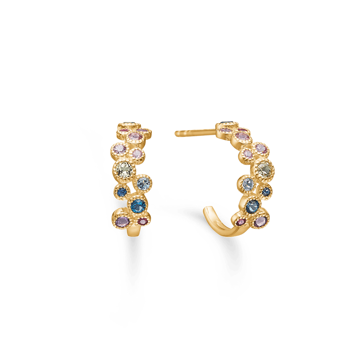 Mads Z Luxury Rainbow Petite Creole 14kt guld visar upp eleganta guldbågeörhängen med färgade stenar. Modell 1514067.