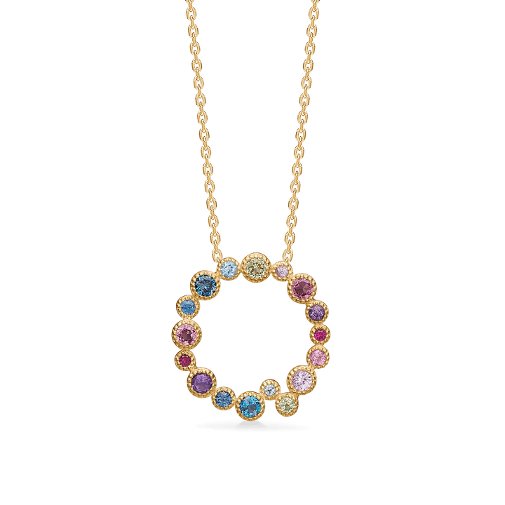 Mads Z Luxury Rainbow Petite hänge 14kt guld visar runt hänge med färgade stenar och guldkedja. Modell 1534066