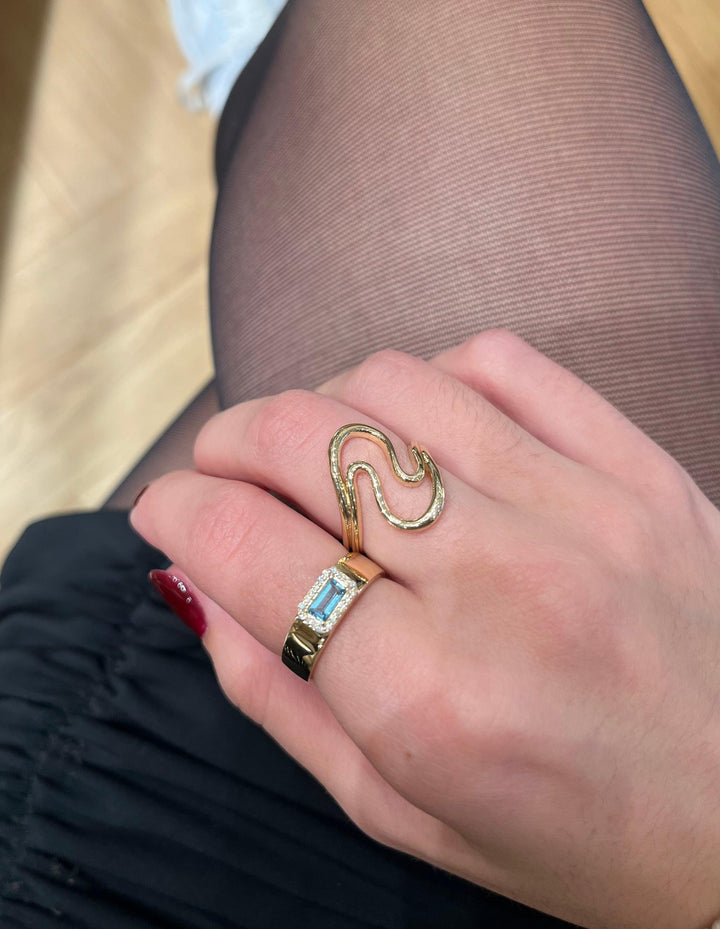 Mads Z Mira 14kt guldring bärs på fingret, elegant vågig design syns tydligt, modell 1540129-001.