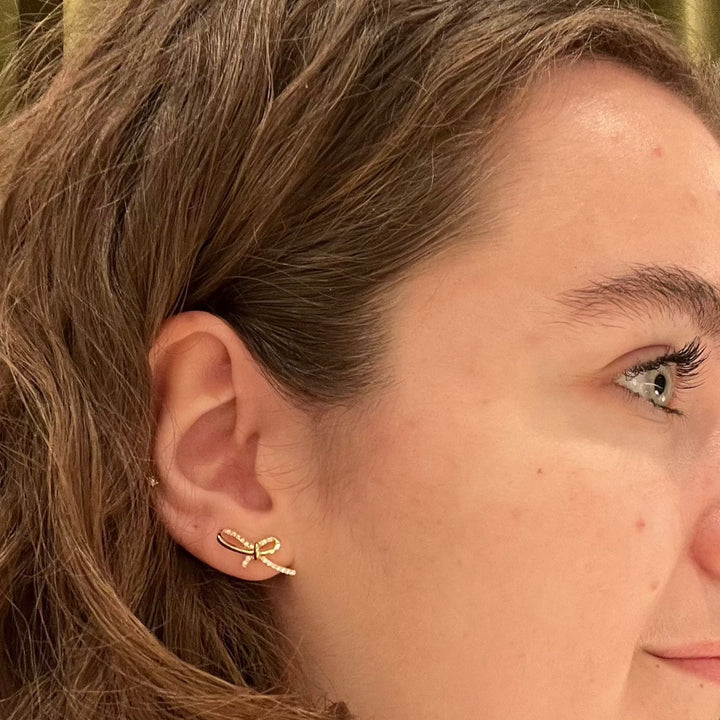 Mads Z Miss Butterfly rosettörhängen i guld med diamanter på kvinnans öra, modell 1511003-2