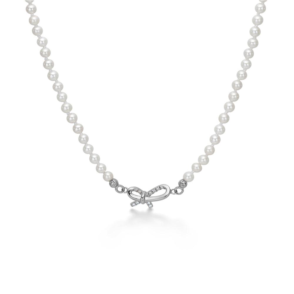 Mads Z Miss Butterfly silver pärlhalsband med rosetthänge, vita pärlor och klar rosettdesign. Modell 2123030