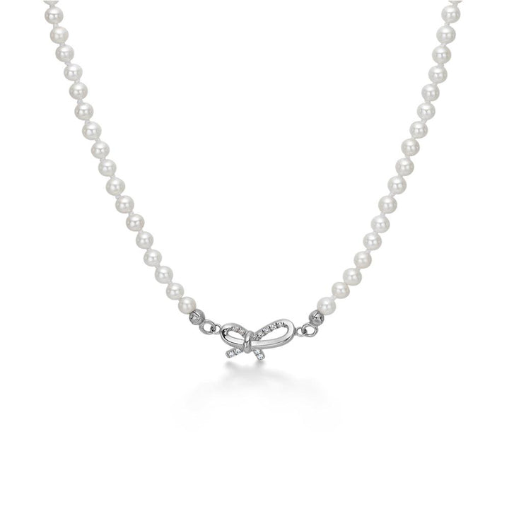 Mads Z Miss Butterfly silver pärlhalsband med rosetthänge, vita pärlor och klar rosettdesign. Modell 2123030