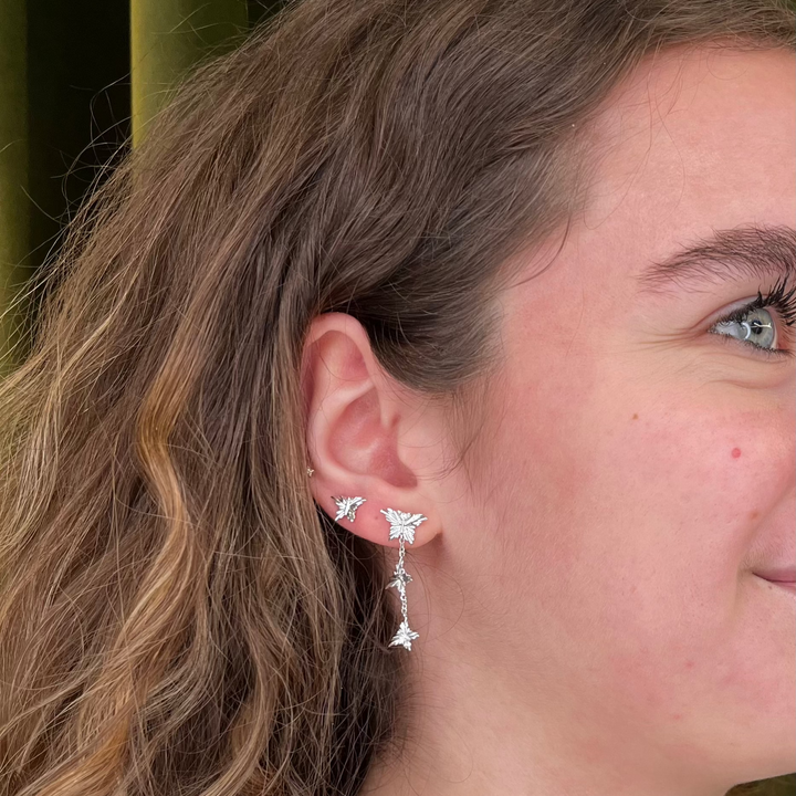 Mads Z Monarch fjärilsörhängen i silver med vit topas, vackert bära på örat. Modell 2116156-2