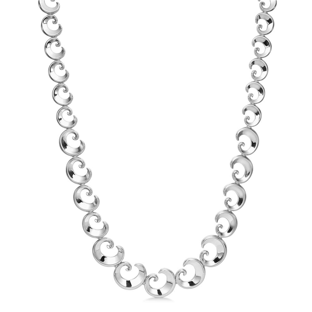 Mads Z Ocean Silver Halsband mot vit bakgrund med glänsande vågiga länkar. Modell 2120135-1