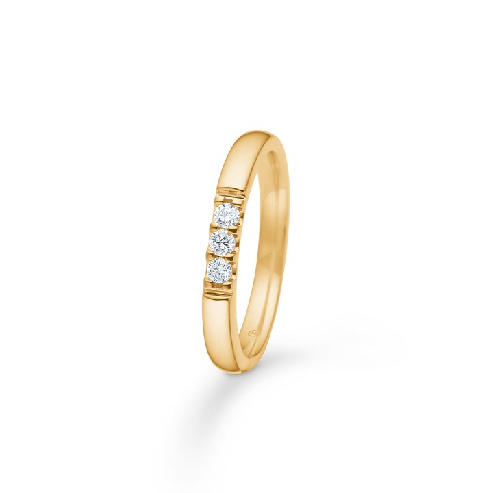 Mads Z Ophelia 14kt guldring med 3 diamanter, elegant design i ljust guld. Modell 1541583-001-2