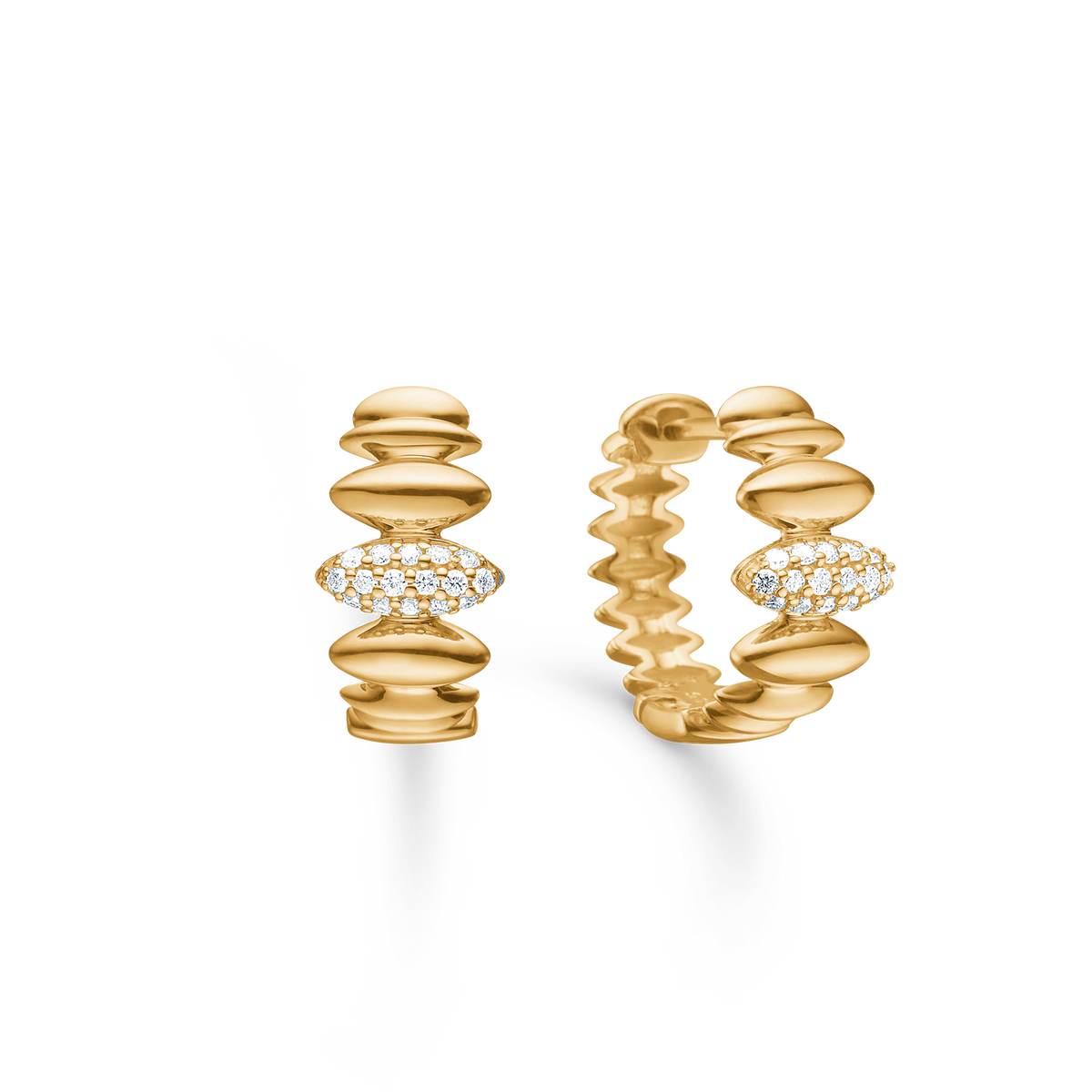 Mads Z Orielle 14kt creole 0.10ct w si visar en uppsättning gyllene örhängen med runda detaljer och små klara stenar. Modell 1511020-1