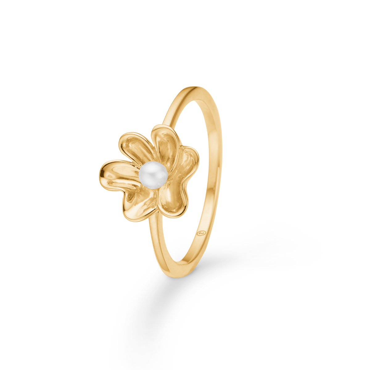 Mads Z Pearlily 14kt guldring med pärla visar en elegant guldring med blommönster och central vit pärla. Modell 1543039-001-1