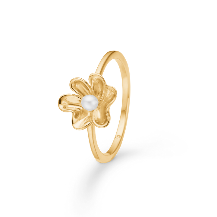 Mads Z Pearlily 14kt guldring med pärla visar en elegant guldring med blommönster och central vit pärla. Modell 1543039-001-1