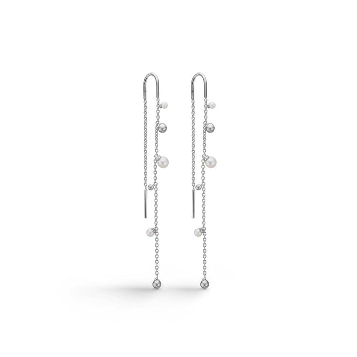 Mads Z Silver Bubbles n Pearls örhängen visas som par i silver med små vita pärlor och kulor. Modell 2103166-1.