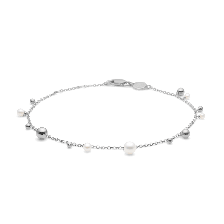 Mads Z Silver Bubbles N Pearls Silverarmband med fina vita pärlor och glänsande kuldetaljer, modell 2153166-1.