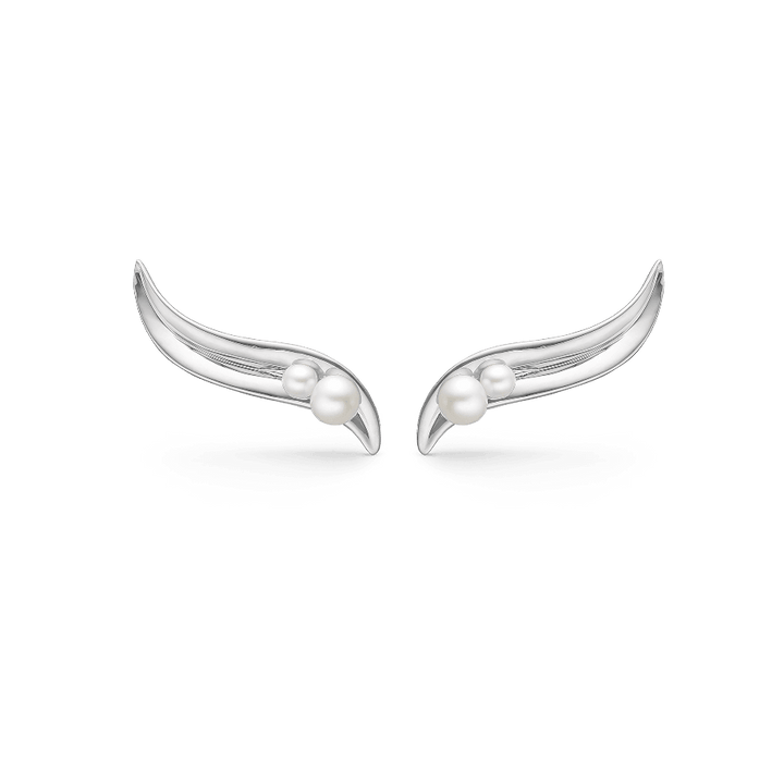 Mads Z Silver Morning Dew Örhängen visas som ett par svängda silverörhängen med pärldetaljer, modell 2113087-1.