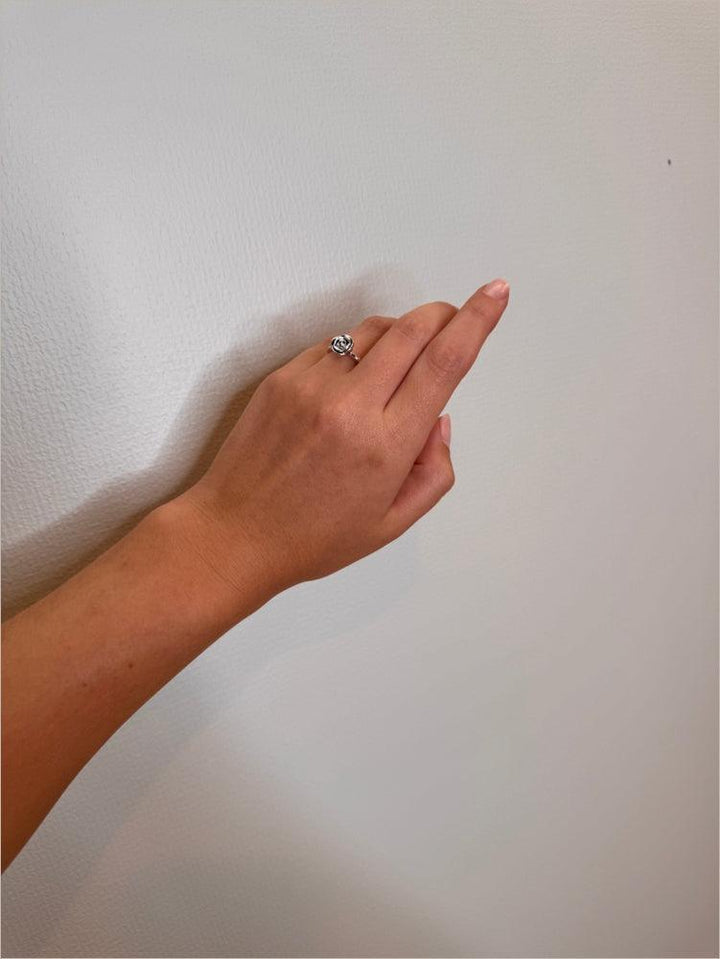 Mads Z Silver Rosalie Ring med liten ros bärs på fingret, elegant silverring i rosdesign. Modell 2140156-001