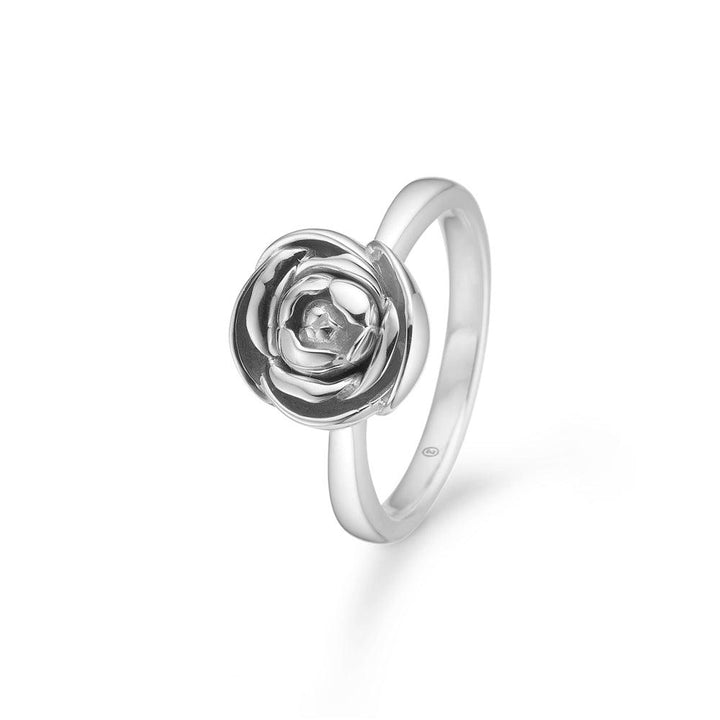 Mads Z silver Rosalie Ring M medium rose visar en elegant silverring med en detaljerad blommig design. Modell 2140157-001