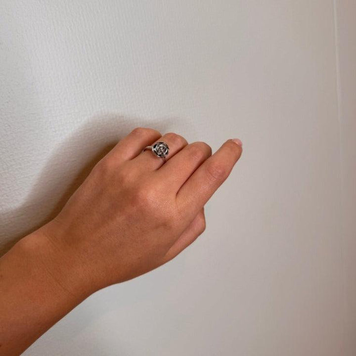 Mads Z Silver Rosalie Ring M Medium Rose visas till hands, elegant silver med rosettdetalj, modell 2140157-001