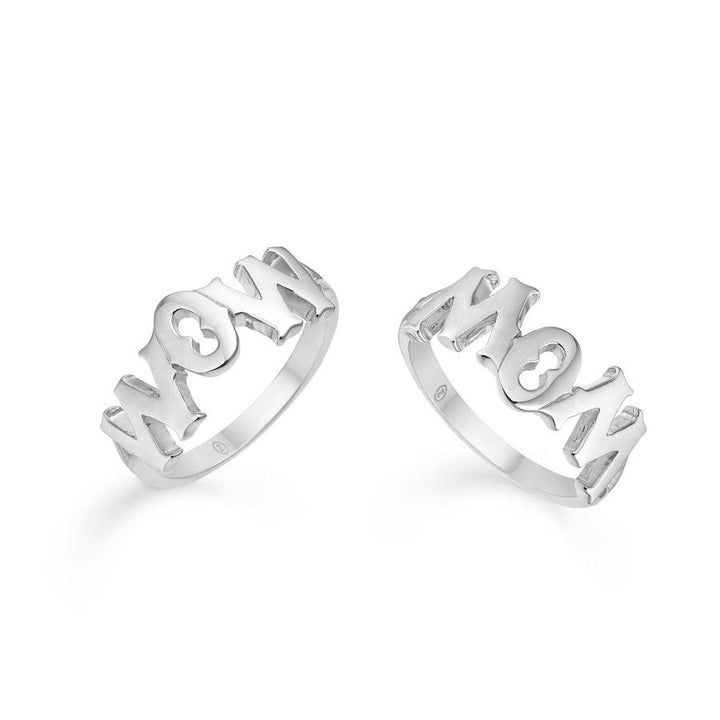Mads Z Silver WowMom Ring visad från två vinklar, i blank silverfärg med snidad text. Modell 2140097-001