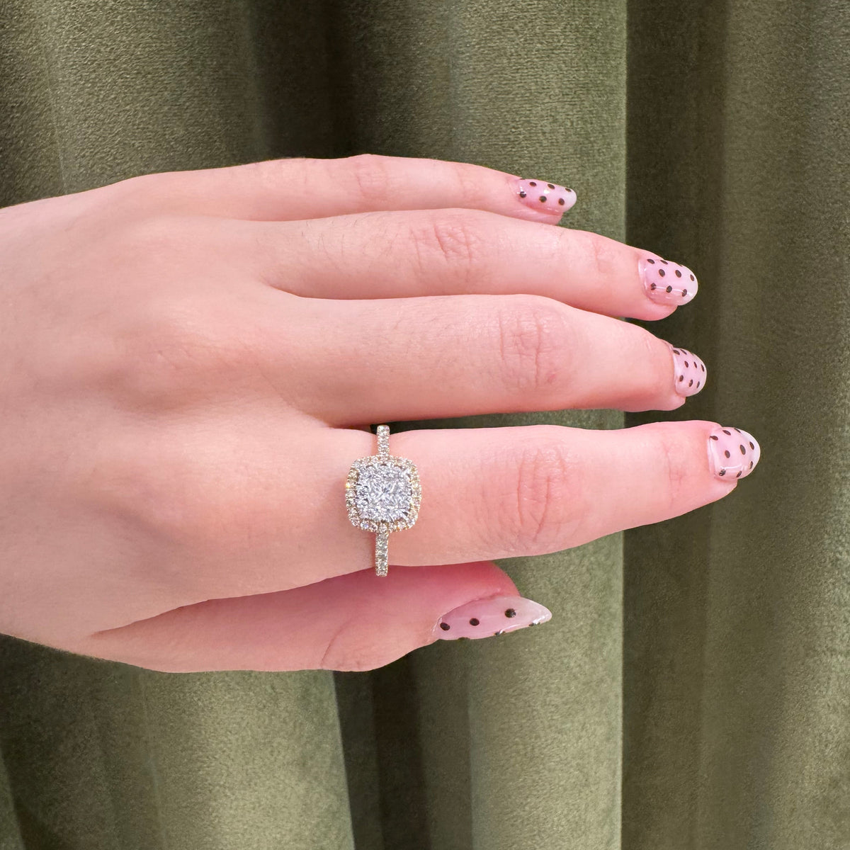 Mads Z Stellaire 14kt Kuddring 0,65ct W/SI markerad på handen, diamantring i vitguld. Modell 1541045-001