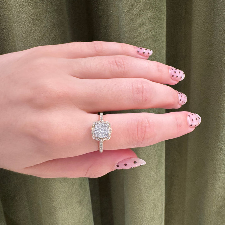 Mads Z Stellaire 14kt Kuddring 0,65ct W/SI markerad på handen, diamantring i vitguld. Modell 1541045-001