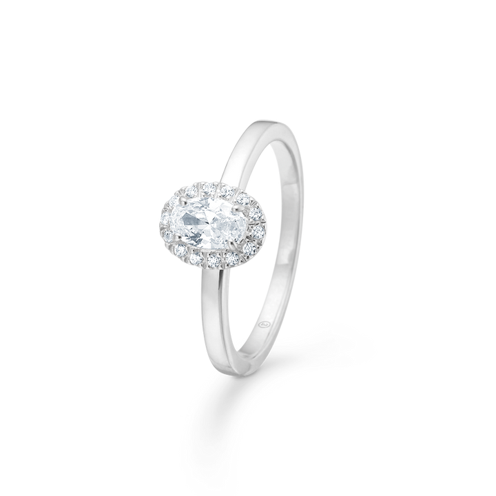 Mads Z Stellar Ring i silver med zirconia, klassisk ring med oval mitt och gloria. Modell 3147001-001.