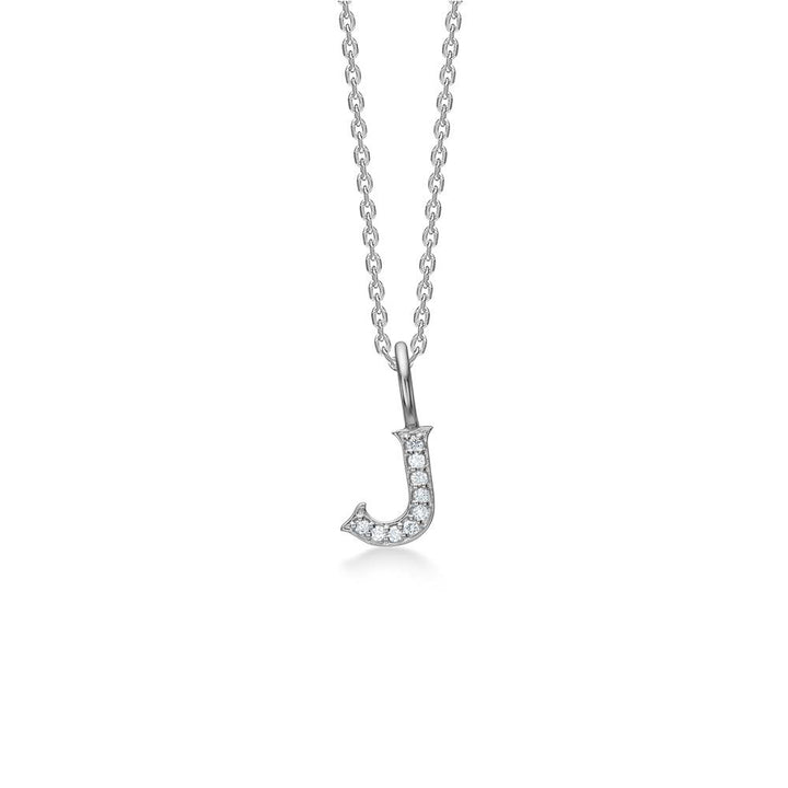 Mads Z Tender Love halskæde med bogstavsvedhæng J i sølv med klare sten på hvid baggrund. Model 2126100-010-10